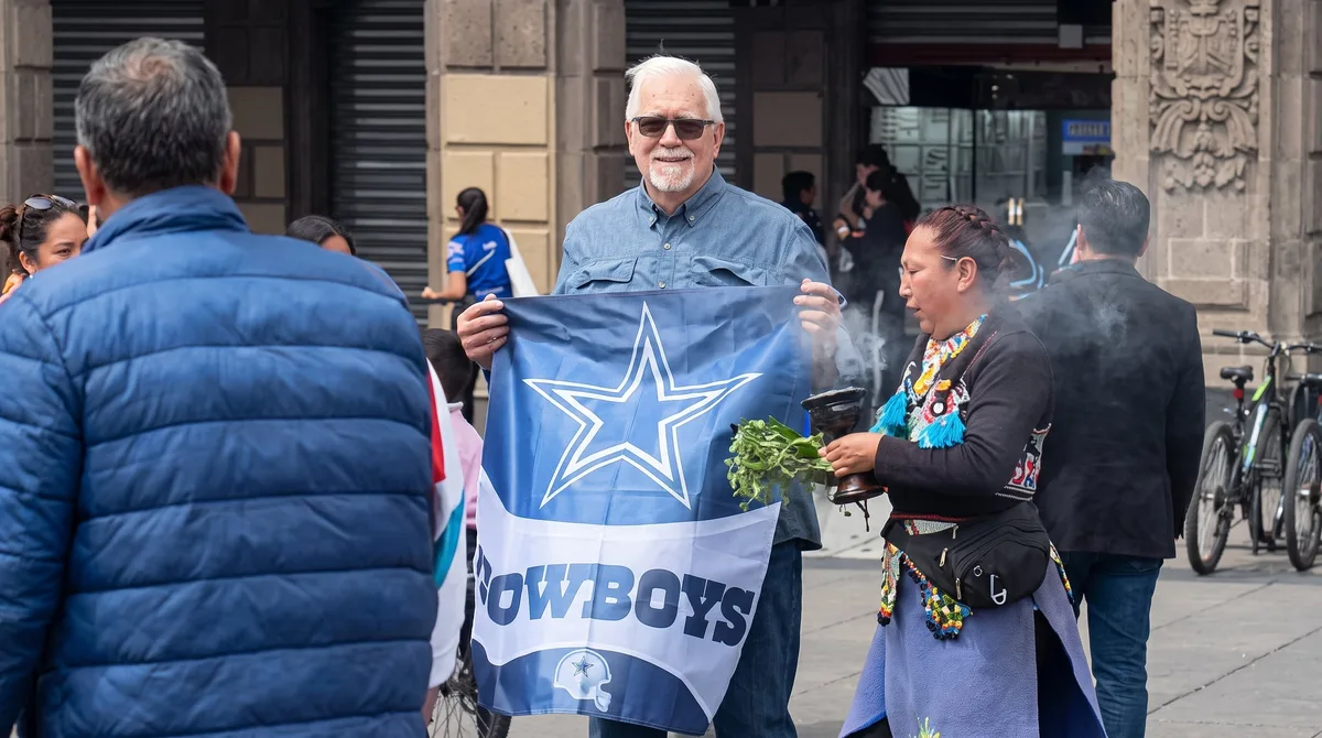 Fanático de Dallas hace una limpia en el Zócalo de la CDMX tras sequía del equipo en la NFL