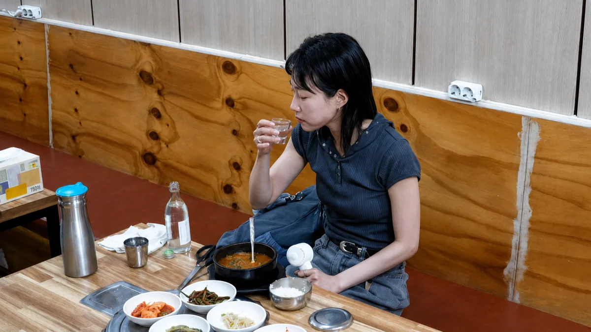 하윤경, ‘봄날의 햇살’ 맞아? 내장탕에 대낮부터 소주 “작품 속 이미지와 180도”