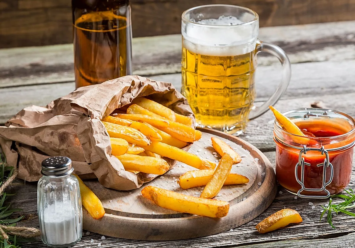 El alcohol te lanzará a los fritos, 'snacks' y ultraprocesados, pero puedes tener estas alternativas en la despensa