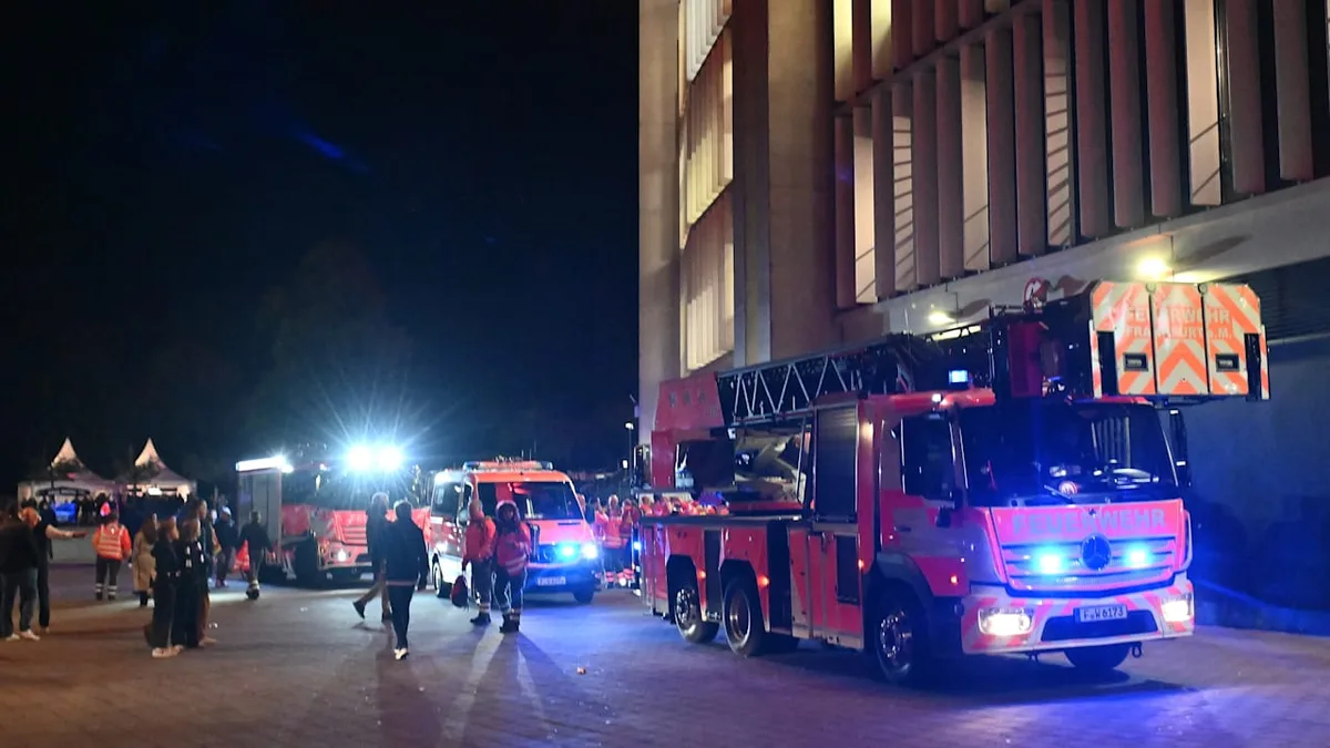 Hütter bricht PK ab - Eintracht-Stadion nach Heimsieg evakuiert