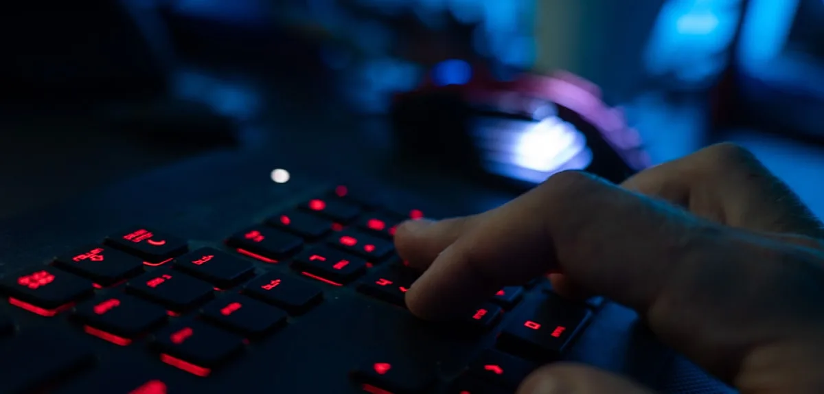 Mädchen im Internet unter Druck gesetzt – 18-Jähriger muss mehrere Jahre in Haft