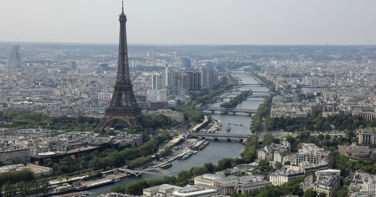 6 000 € par an, un fumoir pour amateurs de cigares, deux piscines… : Challenges vous fait visiter en exclusivité le club secret du fils Niel, au cœur du triangle d’or à Paris