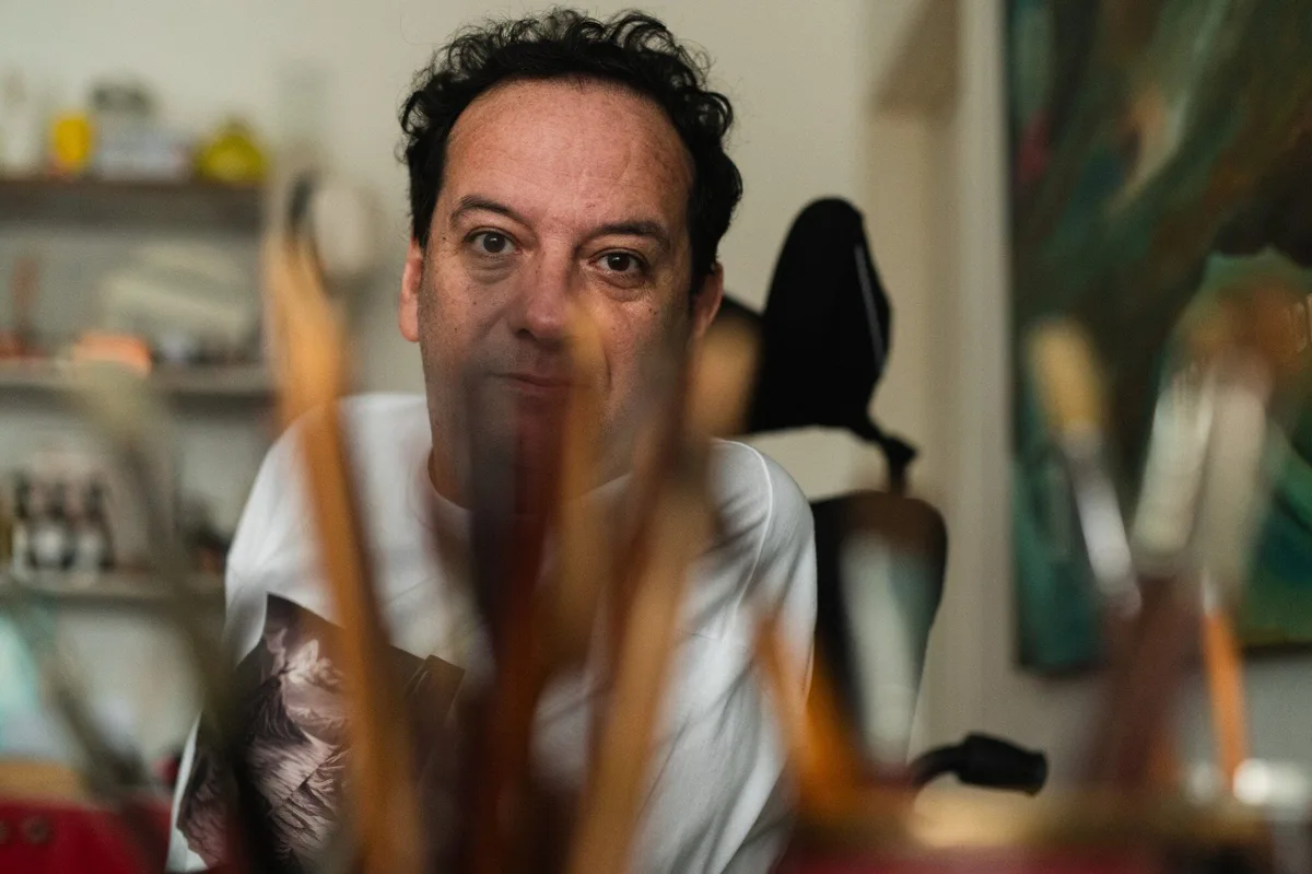 El artista con ELA que tendió un puente entre la creatividad, las barreras físicas y el lienzo