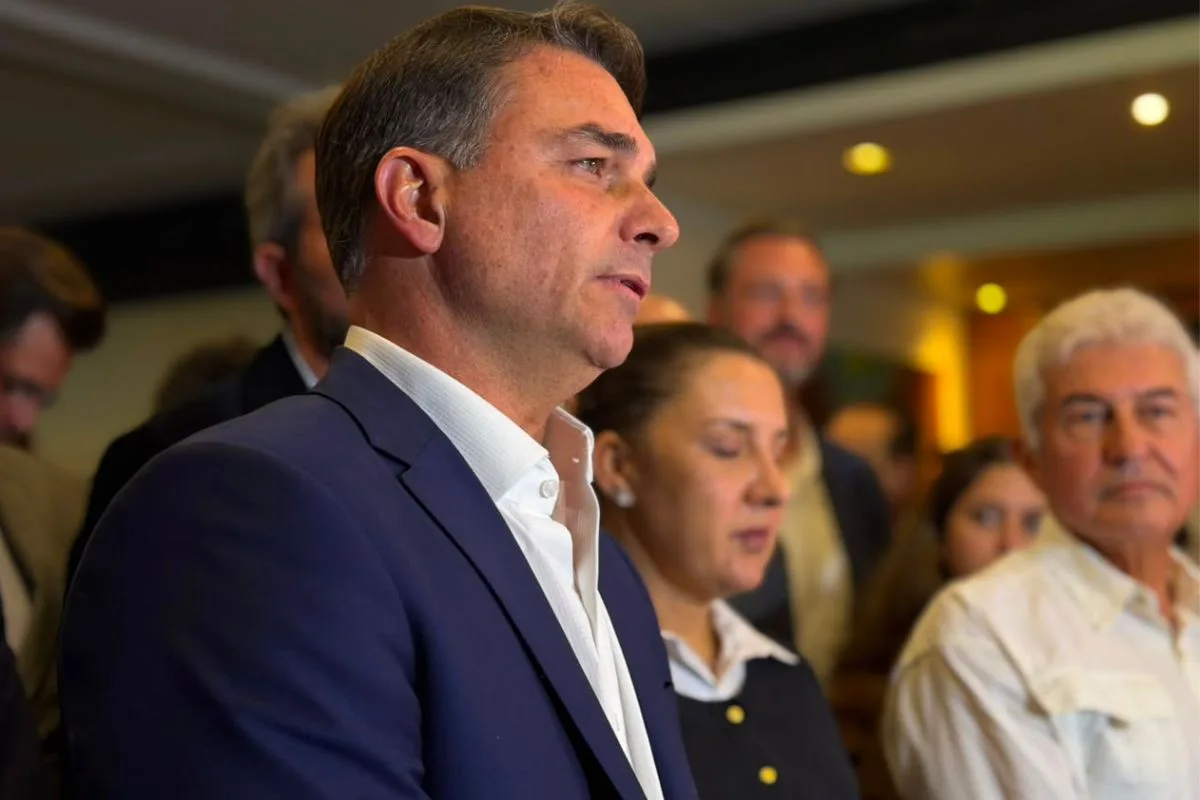 Sem Lira e JHC, Flávio Bolsonaro é recebido por apoiadores em Maceió