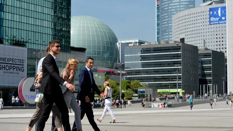 Le PIB par habitant en France décroche par rapport aux États-Unis et c'est surtout à cause de la productivité: pour combler le retard, des économistes proposent un plan "France 2040" qui aide les entreprises à adopter l'IA