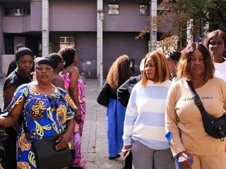 « Maman, ce soir on dort à la maison ou dehors ? » : à Lyon, 280 femmes et enfants attendent leur expulsion