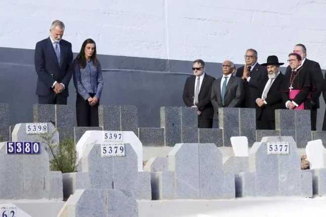 Felipe VI honra en un cementerio musulmán a 90 migrantes muertos al intentar llegar a Ceuta desde Marruecos