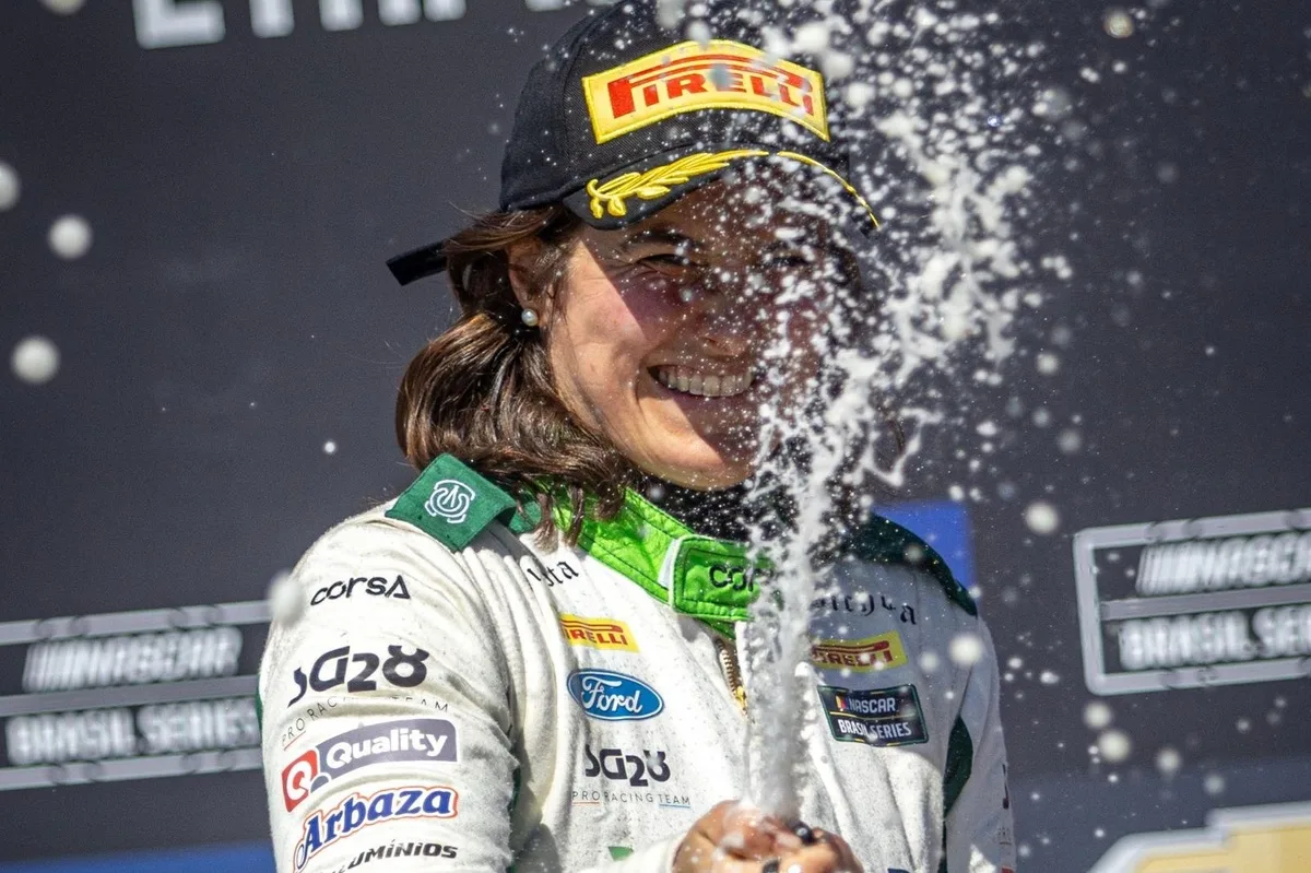NASCAR Brasil: Tatiana Calderón vence corrida 2 e faz história em Curvelo