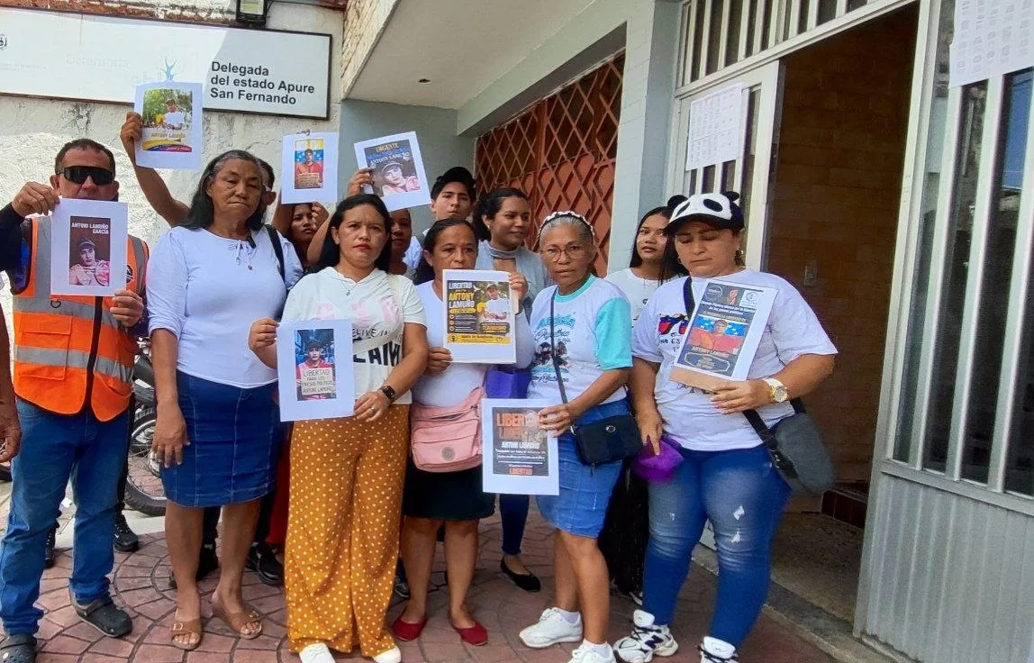 Familiares de presos políticos exigen su liberación ante la Defensoría del Pueblo en Apure