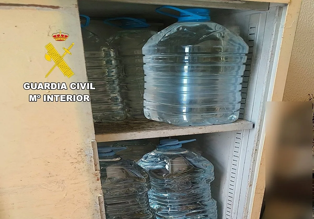 Intervenidos más de 360 litros de orujo ilegal en establecimientos de León