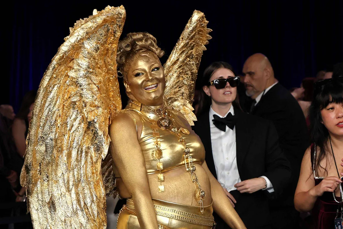 Veja o tapete vermelho do Emmy, com Megan Stalter vestida de estatueta