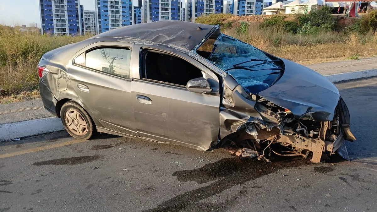 Após bater em poste e capotar, motorista tem pertences levados em São Luís