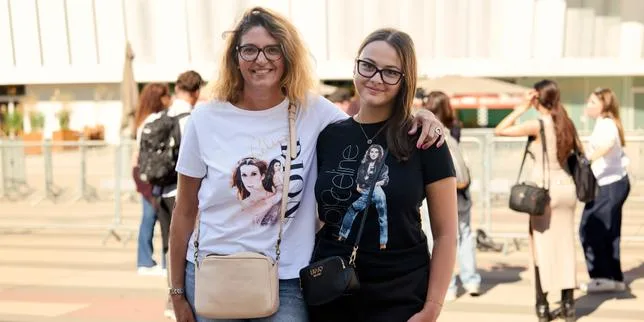 Quelques heures avant le premier concert de Céline Dion, à la Défense, larmes, excitation et impatience chez les fans