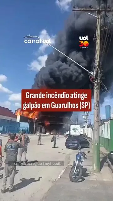 Grande incêndio atinge galpão em Guarulhos (SP)