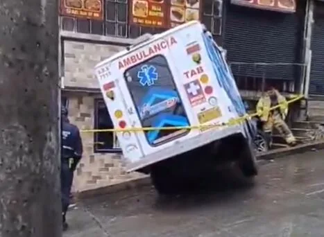 Ambulancia terminó estrellada contra un local comercial en Bogotá: el conductor estaría ebrio y habría sido suplantado por un acompañante tras el choque