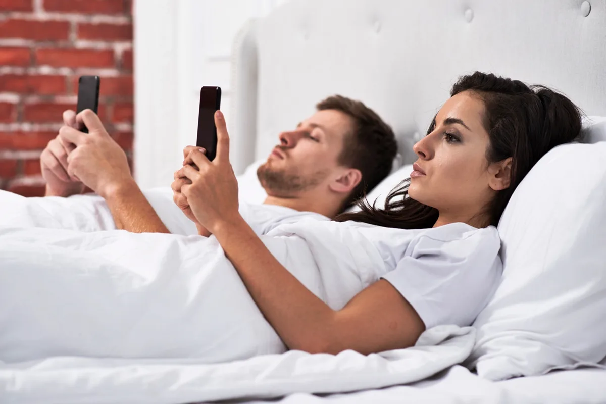 Levar celular para a cama reduz frequência de sexo e afasta os casais