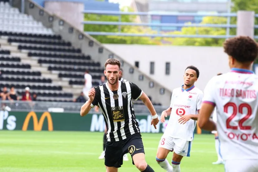 La vidéo du but exceptionnel de Branco van den Boomen avec Angers contre Auxerre en Ligue 1