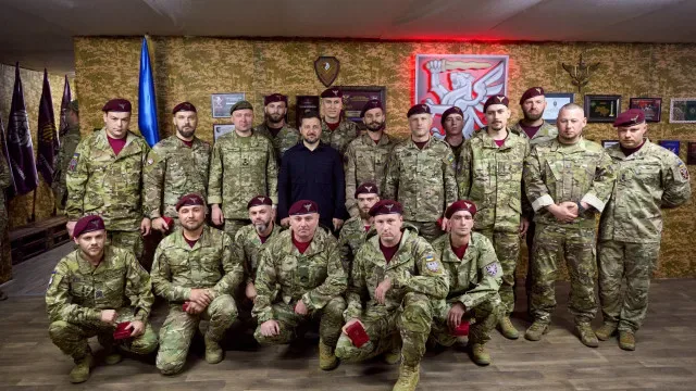 Zelensky visita tropas na frente de combate na Ucrânia