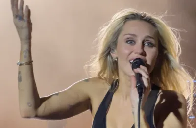 Miley Cyrus canta hits da carreira e homenageia Dolly Parton em retorno aos palcos com ingressos esgotados