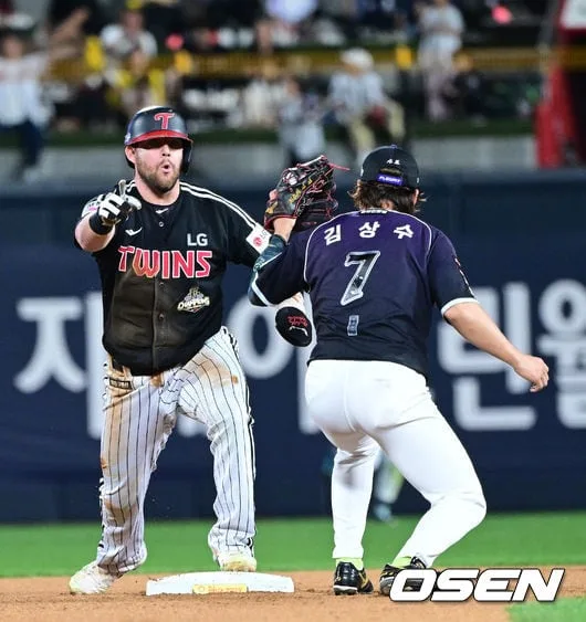 [사진]아웃 판정에 놀란 LG 오스틴, '2루에서 세이프라구요'