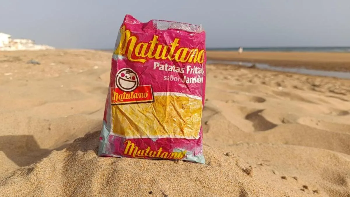 Arqueología del plástico playero: objetos ‘vintage’ sin fecha de caducidad, pero con fecha de retorno