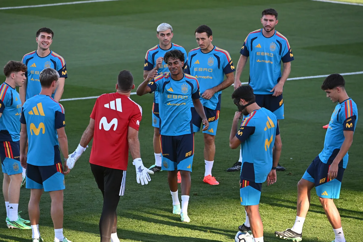 Clamor por los campeones del mundo: colas de siete horas a más de 30 grados para ver el primer entrenamiento de la selección