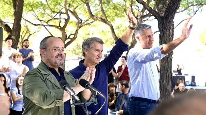 Feijóo reclama "recuperar la protección de las fronteras y el prestigio del pasaporte español"