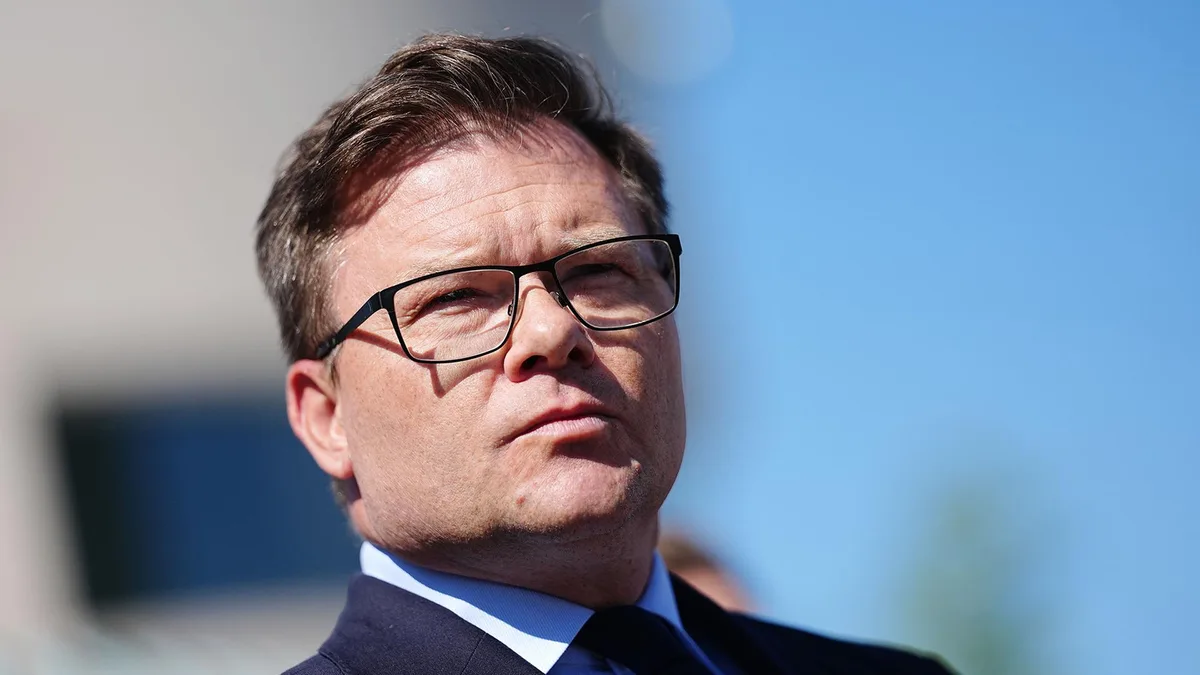 Bundesumweltminister Schneider besucht Ukraine: Wiederaufbau im Fokus