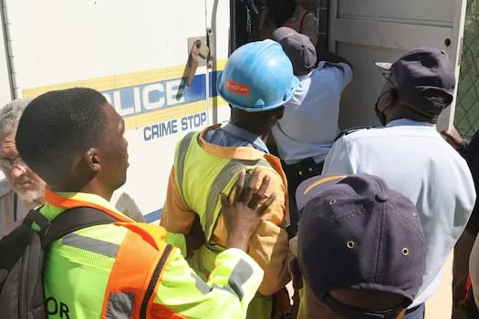 WATCH | Undocumented workers jump over walls during labour department raid