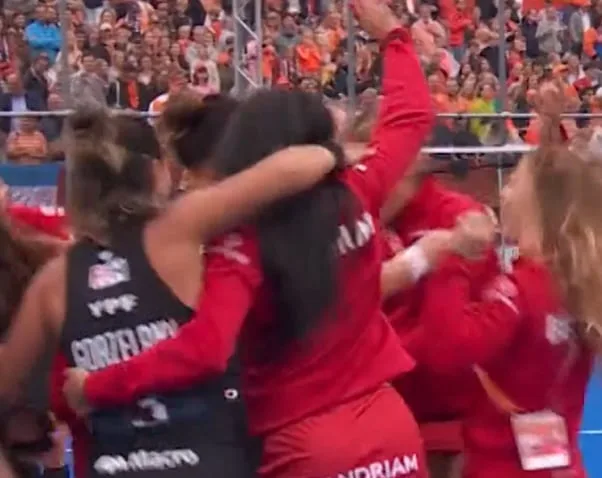 Las jugadoras de Bélgica festejaron el triunfo de las Leonas tras su polémico gol anulado frente a Países Bajos