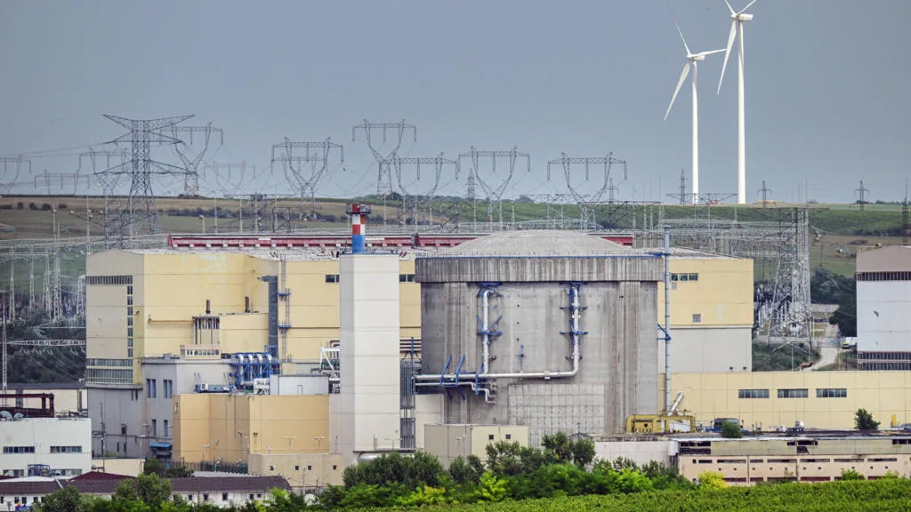La Roumanie peine à relancer son unique centrale nucléaire, arrêtée par la sécheresse