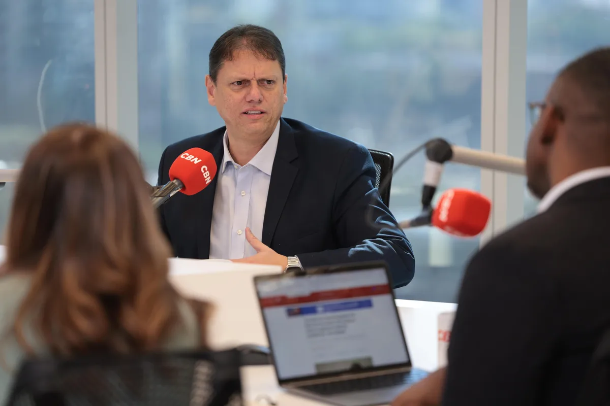 Tarcísio contraria Flávio Bolsonaro e defende urnas eletrônicas: 'foram elas que me elegeram'