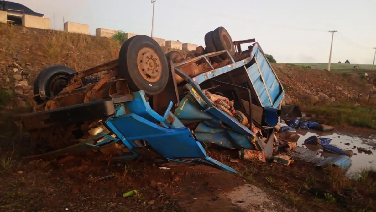 Duas pessoas morrem após caminhão carregado com carvão sair da pista e tombar no Paraná
