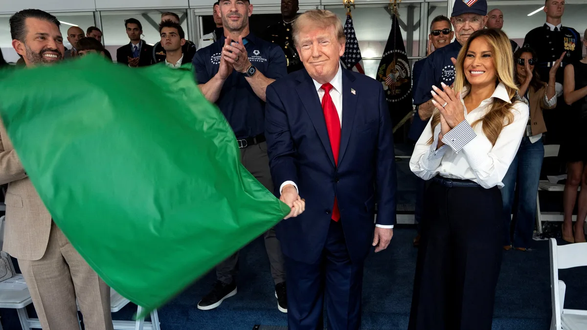 Trump's Big Race Plagued by Chaos as Fans Swelter