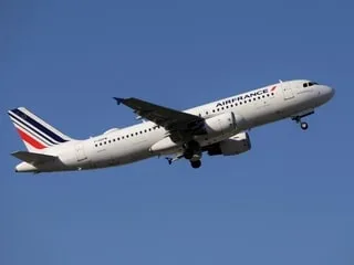 Pourquoi la compagnie Air France a-t-elle modifié les trajectoires de 130 vols ?