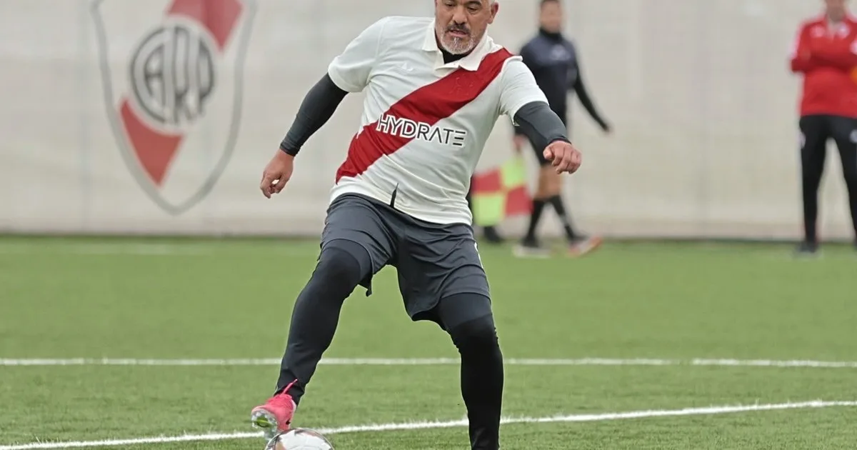 La magia intacta del Burrito Ortega en el Senior de River: golazo de tiro libre y asistencia top