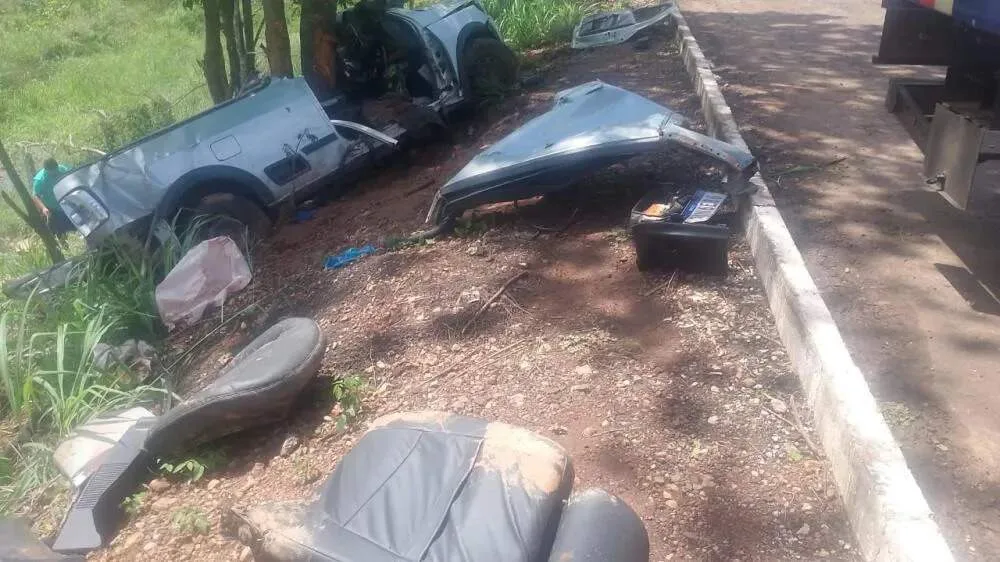 Saveiro se parte ao meio em acidente e deixa dois mecânicos em estado grave