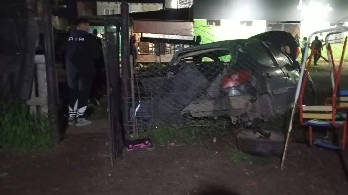 Un adolescente le robó el auto a su papá para salir con amigos, chocó contra un vehículo estacionado y escapó: hubo dos heridos