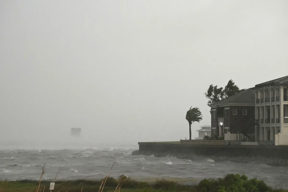Más de 390.000 viviendas sin electricidad en Florida y Alabama debido al huracán 'Isaías'