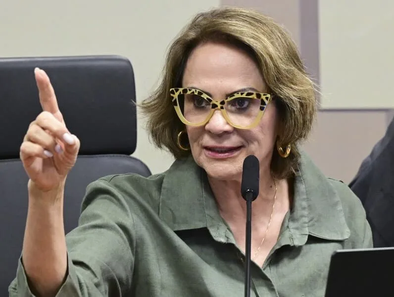 Damares aciona governo contra patrocínio de site adulto ao Corinthians