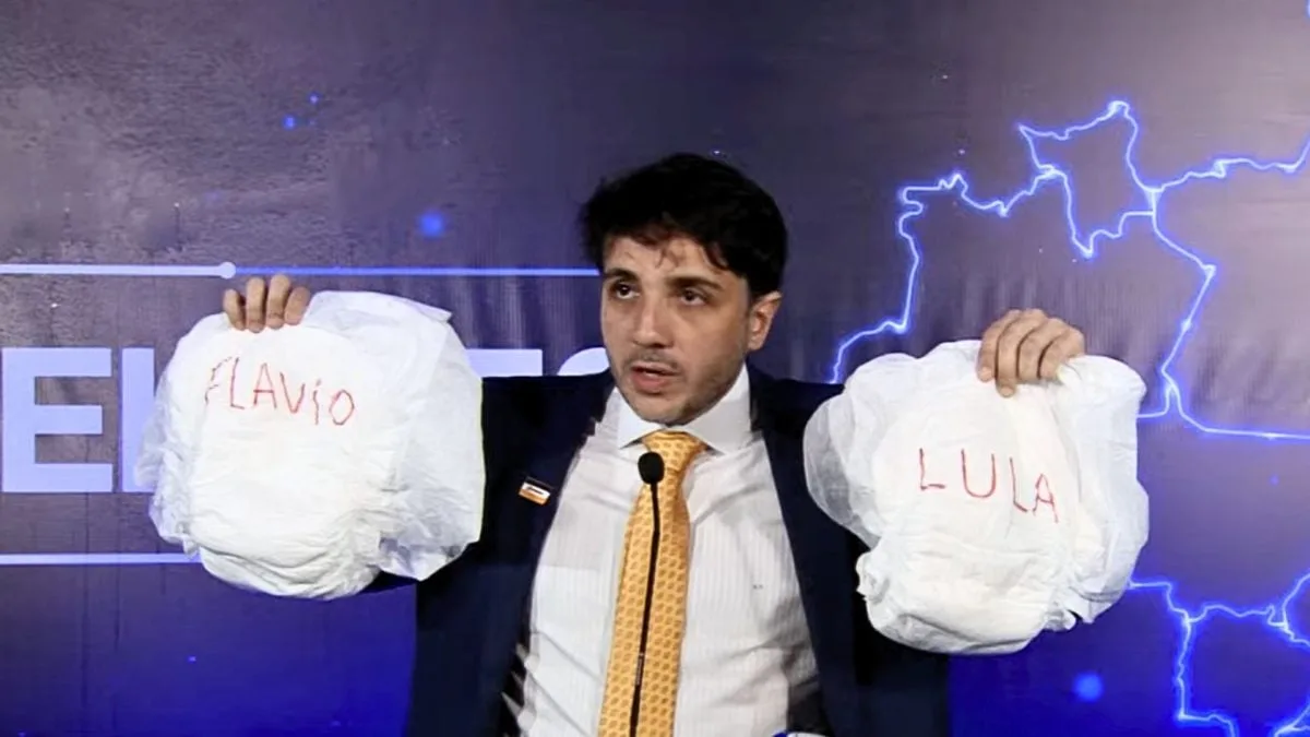 Com fraldas, Renan Santos chama Lula e Flávio de “criminosos”