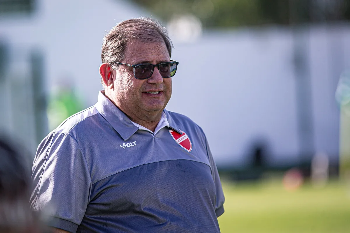 Vila Nova sinaliza interesse em renovar com Guto Ferreira