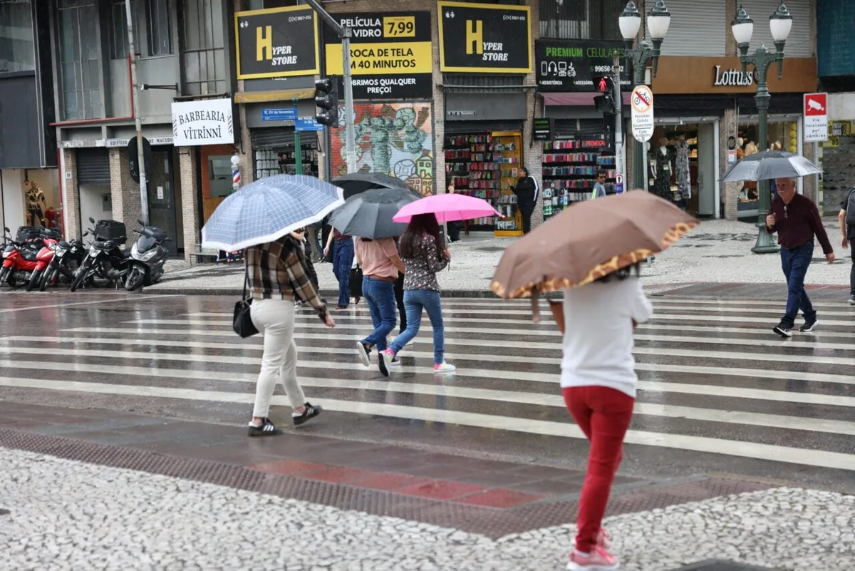 Dia fica chuvoso em parte do Paraná; temperaturas sobem