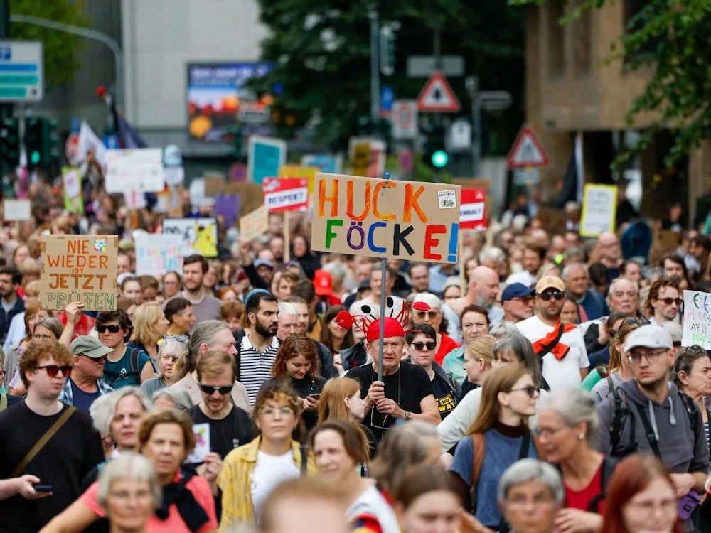 Demokratie: Zehntausende Menschen demonstrieren gegen Rechtsextremismus