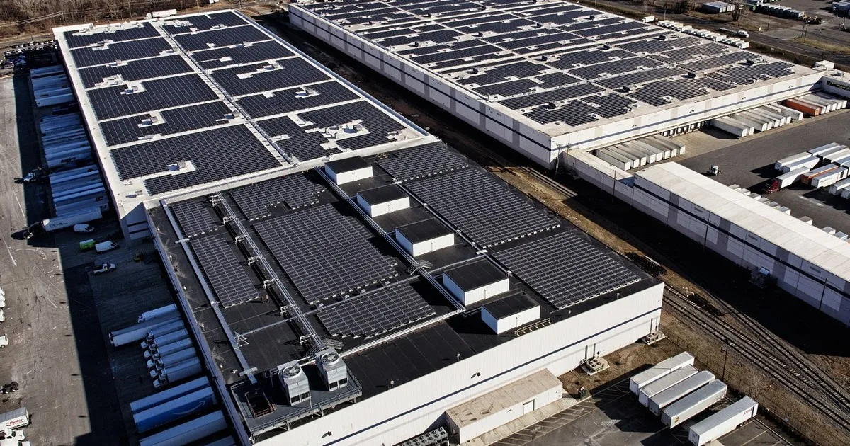 En 2022, Amazon cerró sus sistemas solares en tejados de EE. UU. tras seis incidentes críticos en instalaciones solares de Norteamérica; una auditoría global posterior encontró 259 problemas importantes