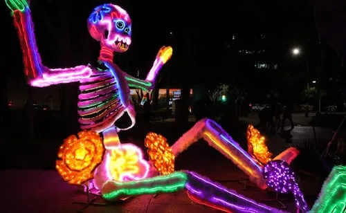 Esculturas monumentales iluminadas llegan a Paseo de la Reforma