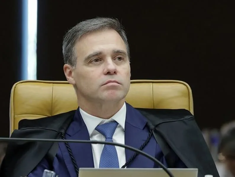 Mendonça propõe critério de deepfake e manda tirar vídeo sobre Flávio