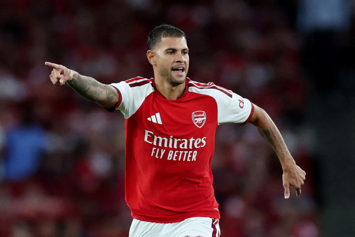 Bruno Guimarães 'procura' faixa de capitão em estreia pelo Arsenal, e vídeo viraliza; veja