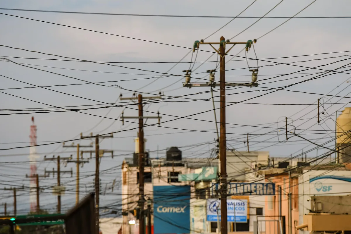 Los postes y cables eléctricos que contaminan, enferman y conectan Saltillo
