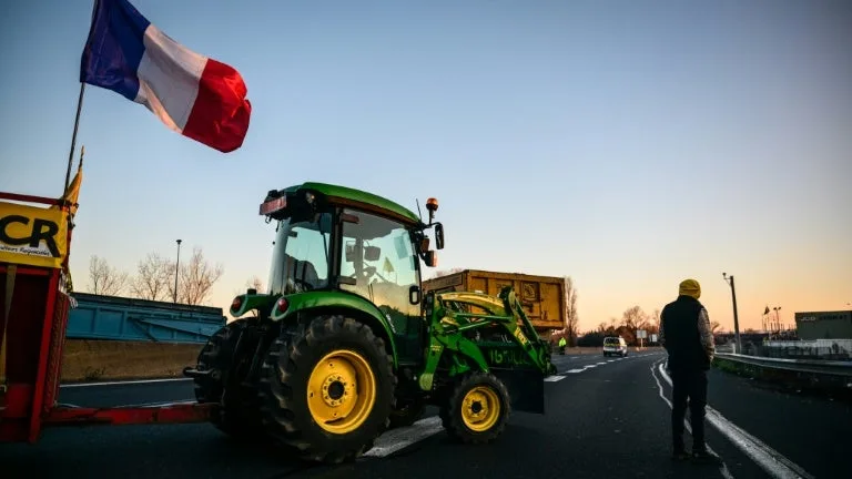 "Il nous faut du revenu, pas du saupoudrage": les agriculteurs du Rhône mobilisés ce lundi, des tracteurs présents sur l'A47
